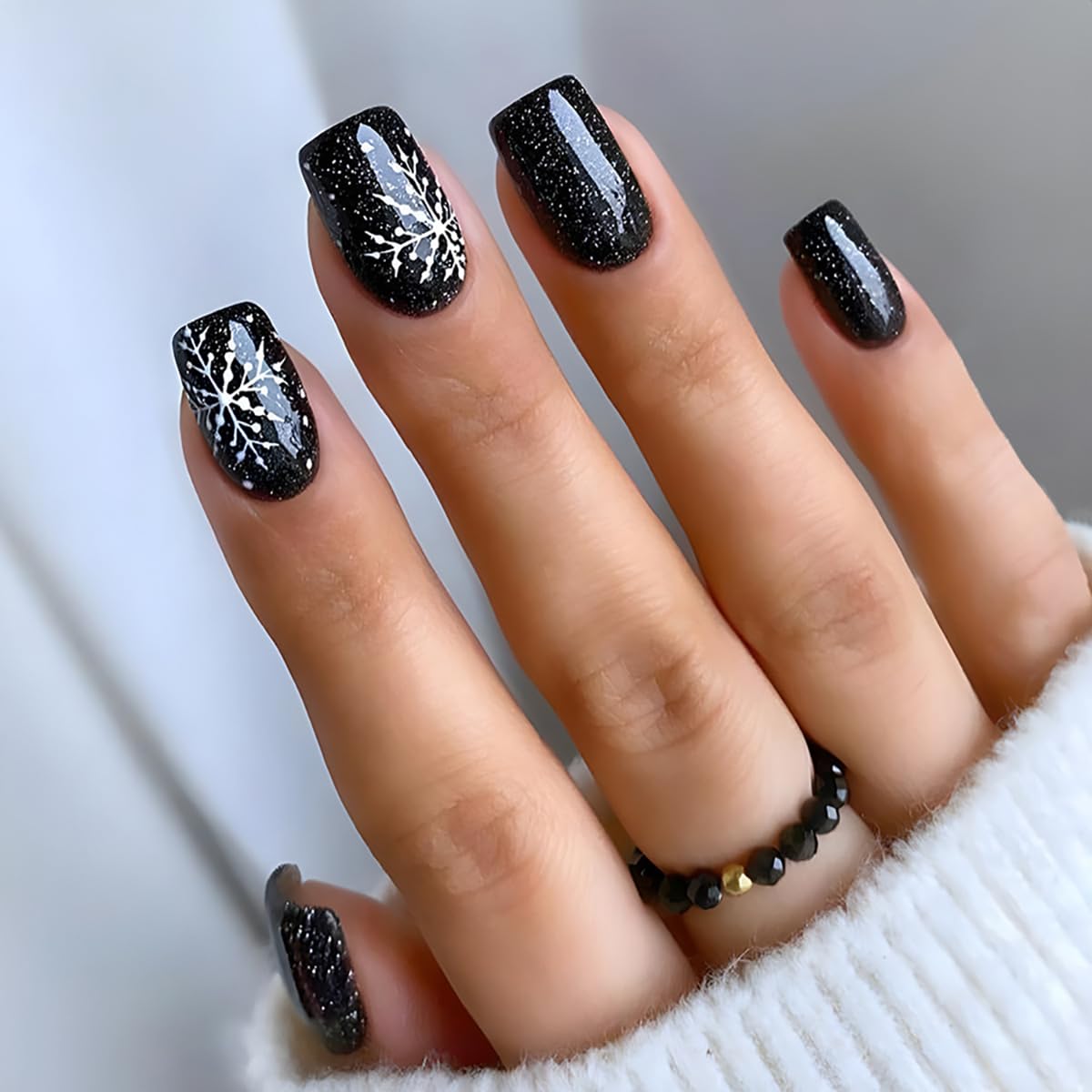24Pcs Christmas Press on Nails Medium Square Black Fake Nails with Snowflake Designs Glossy Full Cover Acrylic False Nails Winter Glue on Nails Nail Accessories Decorations for Women Girls